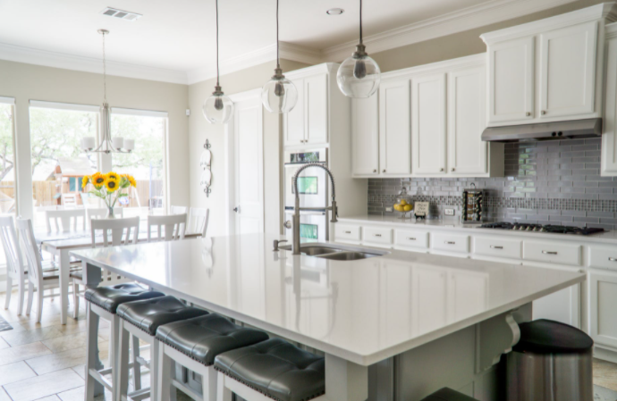 neatly done kitchen cabinets